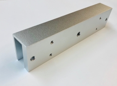 UBK-300V Asennuslevy vastaraudalle ja asennuskulmille 8- 15mm lasioveen Ner 3000 sarjaan