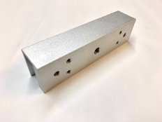 UBK-180V Asennuslevy vastaraudalle ja asennuskulmille 8- 13mm lasioveen Ner 1500 sarjaan